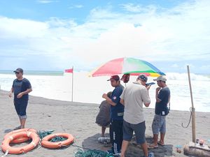 2 Wisatawan Terseret Ombak Pantai Mliwis Kebumen, 1 Belum Ditemukan 2 Wisatawan Terseret Ombak Pantai Mliwis Kebumen, 1 Belum Ditemukan