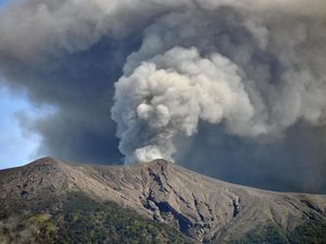 Gunung Marapi Erupsi Siang Ini, Semburkan Abu Vulkanik Setinggi 350 Meter Gunung Marapi Erupsi Siang Ini, Semburkan Abu Vulkanik Setinggi 350 Meter