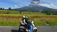 Memotret Erupsi Gunung Marapi