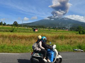 Memotret Erupsi Gunung Marapi