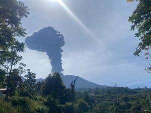Gunung Marapi Kembali Erupsi Pagi Ini, Tinggi Kolom Abu 1.000 Meter Gunung Marapi Kembali Erupsi Pagi Ini, Tinggi Kolom Abu 1.000 Meter