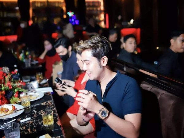 Potret Kriss Hatta Makan Sate Ular hingga Ngemil Tahu Bakso