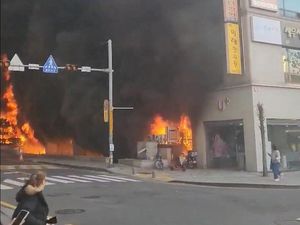 Video 30 Orang Terjebak Saat Api Lahap Gedung Lantai 8 di Korsel Video 30 Orang Terjebak Saat Api Lahap Gedung Lantai 8 di Korsel