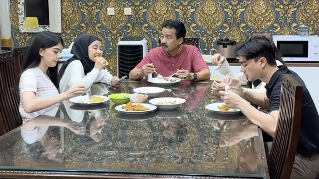 Intip Isi Rumah Bapak FTV Herdin Hidayat, Pernah Jadi Lokasi Video Klip Mahalini Intip Isi Rumah Bapak FTV Herdin Hidayat, Pernah Jadi Lokasi Video Klip Mahalini