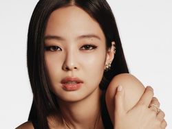 7 Gaya Badass Jennie BLACKPINK Jadi Model Perhiasan Chanel Coco Crush