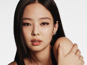 7 Gaya Badass Jennie BLACKPINK Jadi Model Perhiasan Chanel Coco Crush