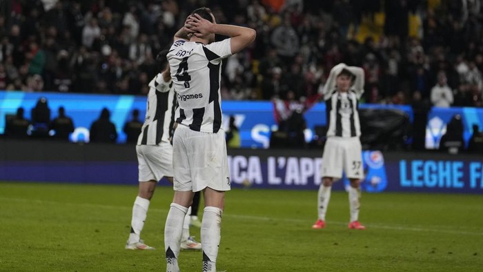 Juventus players stand dejected after the Italian Super Cup semifinal soccer match between Juventus and Milan in Riyadh, Saudi Arabia, Friday, Jan. 3, 2025. (AP Photo/Altaf Qadri)