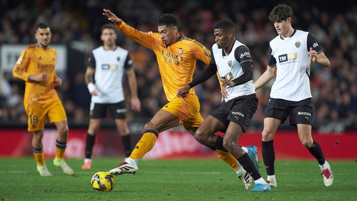 VALENCIA, SPAIN - JANUARY 03: Jude Bellingham of Real Madrid CF competes for the ball with Cristhian Mosquera of Valencia CF during the LaLiga EA Sports match between Valencia CF and Real Madrid CF at Estadio Mestalla on January 03, 2025 in Valencia, Spain. (Photo by Mateo Villalba/Getty Images)