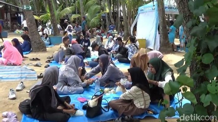 Liburan Nataru, Pengujung Pantai Kelapa Membludak Liburan Nataru, Pengujung Pantai Kelapa Membludak