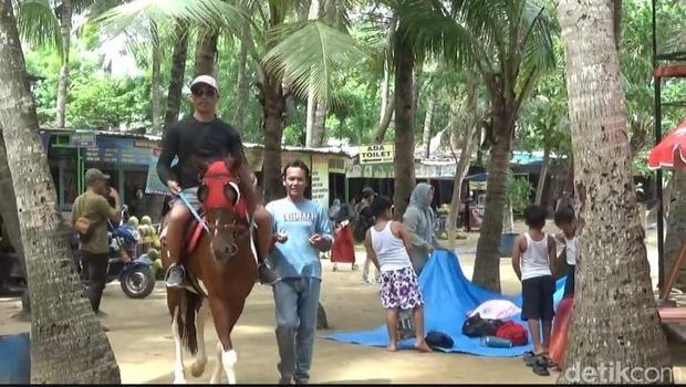 Liburan Nataru, Pengujung Pantai Kelapa Membludak