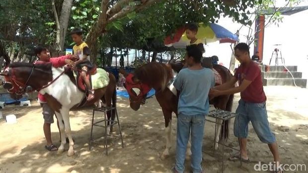 Liburan Nataru, Pengujung Pantai Kelapa Membludak