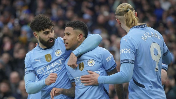 Manchester Citys Savinho, center, celebrates with teammates after scoring the opening goal against West Ham during a English Premier League soccer match at Etihad stadium in Manchester, England, Saturday, Jan. 4, 2025. (AP Photo/Ian Hodgson)