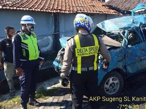 Tragedi Pilu Mobil Sekeluarga Dihantam KA Sri Tanjung Bikin 3 Orang Tewas Tragedi Pilu Mobil Sekeluarga Dihantam KA Sri Tanjung Bikin 3 Orang Tewas
