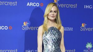 Foto Santai ala Nicole Kidman di Pantai