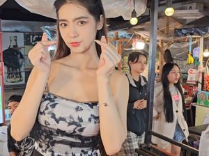 Bak Model! Penjual Omelet Cantik ini Dibanjiri Pujian Pembeli Bak Model! Penjual Omelet Cantik ini Dibanjiri Pujian Pembeli