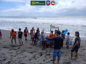 Perahu Nelayan Terbalik di Pantai Congot Kulon Progo, 1 Orang Tewas Perahu Nelayan Terbalik di Pantai Congot Kulon Progo, 1 Orang Tewas