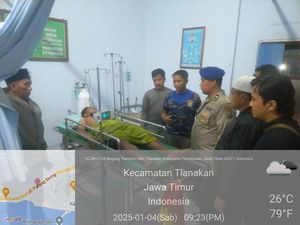 Perahu Pemancing Pamekasan Dihantam Ombak, 1 Selamat dan 1 Orang Hilang Perahu Pemancing Pamekasan Dihantam Ombak, 1 Selamat dan 1 Orang Hilang