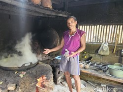 Melihat Warga Dawan Menyadap Nira hingga Memasak Gula Bali