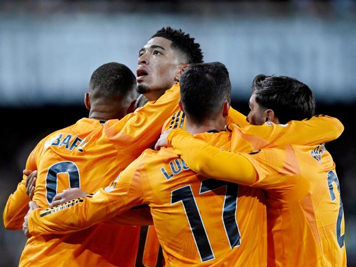 Soccer Football - LaLiga - Valencia v Real Madrid - Estadio de Mestalla, Valencia, Spain - January 3, 2025 Real Madrid's Jude Bellingham celebrates with Kylian Mbappe, Lucas Vazquez and Brahim Diaz after scoring their second goal REUTERS/Pablo Morano