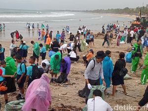 Kemenpar Sebut Sampah Kiriman di Pantai Kuta gegara Angin Barat Kemenpar Sebut Sampah Kiriman di Pantai Kuta gegara Angin Barat