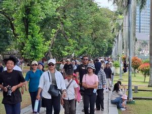 Monas Ramai Pengunjung Jelang Akhir Libur Panjang Natal dan Tahun Baru