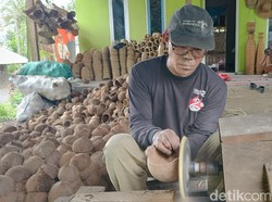 Warga Lumajang Sulap Limbah Tempurung Kelapa Jadi Kerajinan Cantik