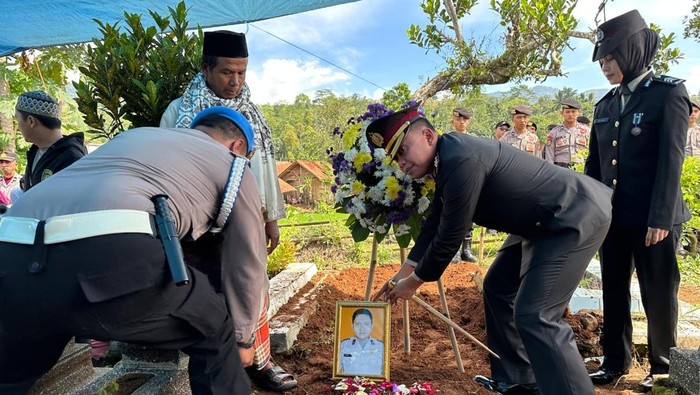 Upacara pemakaman Aipda Anumerta Andithya Munartono. Upacara pemakaman Aipda Anumerta Andithya Munartono.
