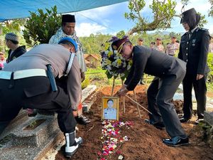 Penghormatan Terakhir untuk Aipda Anumerta Anditya Penghormatan Terakhir untuk Aipda Anumerta Anditya