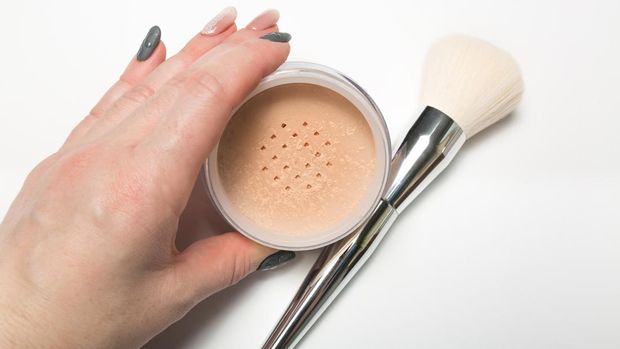 Wanita memakai loose powder