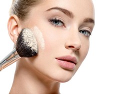 Tips Makeup: Apakah Setelah Cushion Perlu Pakai Bedak?