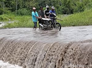Warga Lumajang Nekat Seberangi Derasnya Banjir Lahar Dingin Semeru Warga Lumajang Nekat Seberangi Derasnya Banjir Lahar Dingin Semeru