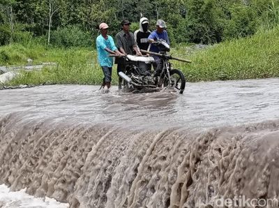 Warga  Lumajang Nekat Seberangi Derasnya Banjir Lahar Dingin Semeru