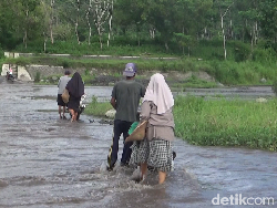 Nekatnya Warga Lumajang Seberangi Derasnya Banjir Lahar Dingin Semeru