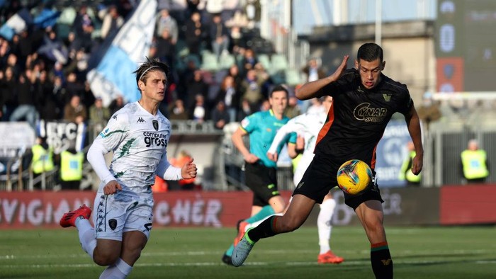 VENICE, ITALY - JANUARY 04: Jay Idzes of Venezia competes for the ball with Lorenzo Colombo of Empoli during the Serie A match between Venezia and Empoli at Stadio Pier Luigi Penzo on January 04, 2025 in Venice, Italy. (Photo by Maurizio Lagana/Getty Images)