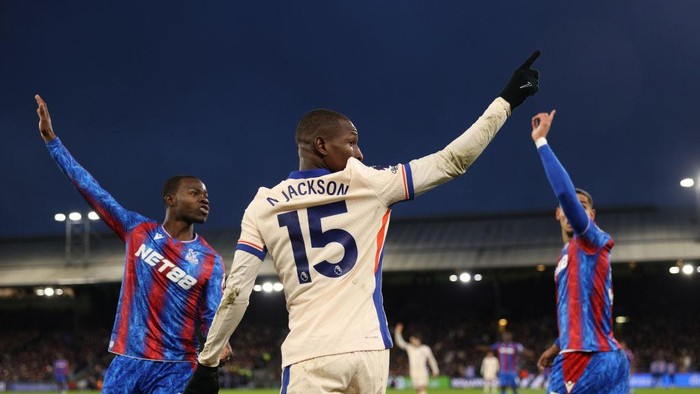 LONDON, ENGLAND - JANUARY 04: Tyrick Mitchell (L) and Maxence Lacroix of Palace claim a throw in with Nicolas Jackson of Chelsea also asking during the Premier League match between Crystal Palace FC and Chelsea FC at Selhurst Park on January 04, 2025 in London, England. (Photo by Julian Finney/Getty Images)