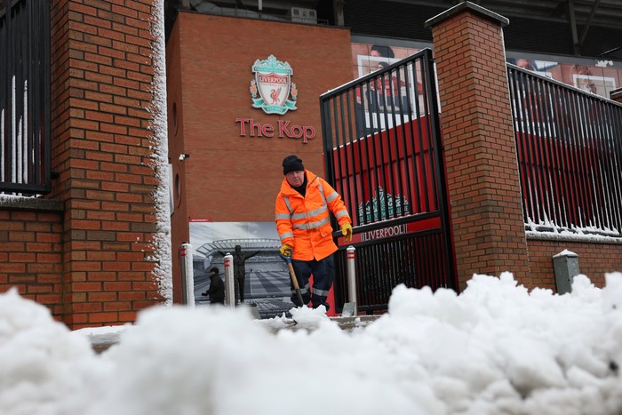 Soccer Football - Premier League - Liverpool v Manchester United - Anfield, Liverpool, Britain - January 5, 2025 A worker clears snow outside the stadium before the match REUTERS/Phil Noble EDITORIAL USE ONLY. NO USE WITH UNAUTHORIZED AUDIO, VIDEO, DATA, FIXTURE LISTS, CLUB/LEAGUE LOGOS OR LIVE SERVICES. ONLINE IN-MATCH USE LIMITED TO 120 IMAGES, NO VIDEO EMULATION. NO USE IN BETTING, GAMES OR SINGLE CLUB/LEAGUE/PLAYER PUBLICATIONS. PLEASE CONTACT YOUR ACCOUNT REPRESENTATIVE FOR FURTHER DETAILS..