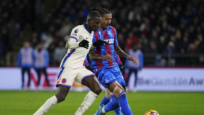 Chelseas Nicolas Jackson, left, and Crystal Palaces Chris Richards fight for the ball during the English Premier League soccer match between Crystal Palace and Chelsea in London, Saturday, Jan. 4, 2025. (AP Photo/Dave Shopland)