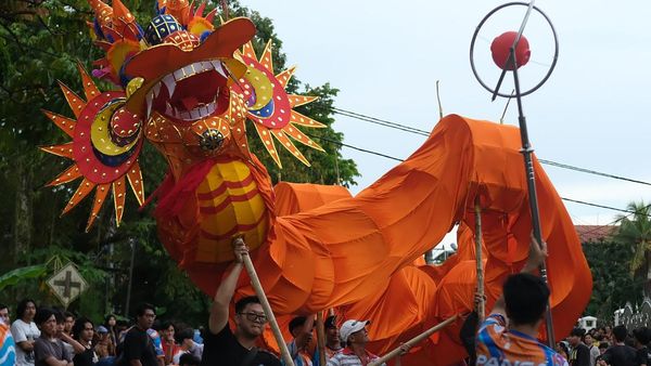 Damkar Latihan Atraksi Liong untuk Perayaan Cap Go Meh