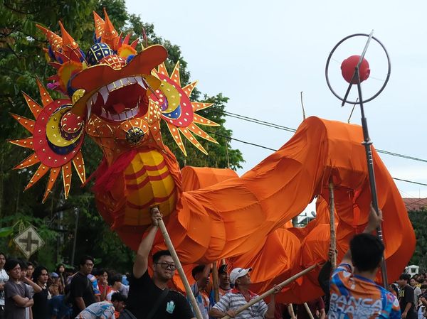 Damkar Latihan Atraksi Liong untuk Perayaan Cap Go Meh