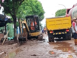 BPBD Tuban Kerahkan Ekskavator untuk Bersihkan Material Banjir