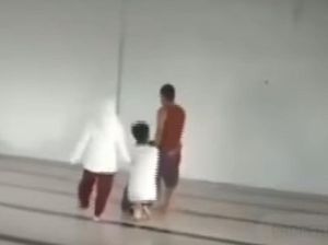 Oknum Guru Honorer SMP Digerebek Diduga Mesum dengan Siswi di Masjid Oknum Guru Honorer SMP Digerebek Diduga Mesum dengan Siswi di Masjid