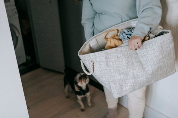 Ilustrasi menimbun baju kotor /Foto: Pexels/Sarah Chai