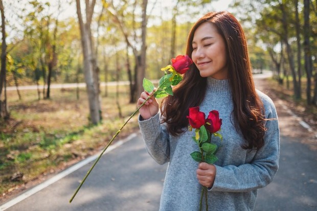 Ilustrasi perempuan jatuh cinta/Foto: Freepik.com/farknot emophilia