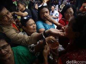Kemeriahan Mandi Mandi di Kampung Tugu Jakarta Utara Kemeriahan Mandi Mandi di Kampung Tugu Jakarta Utara