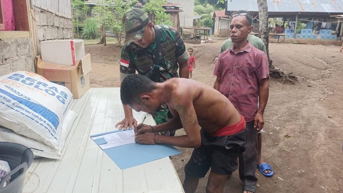 Kodim 1622 Alor, NTT, saat memdiasi tiga anggota TNI yang menganiaya seorang warga, Jhoni Kaleb Lakarol, hingga babak belur. (Foto: Dok. Kodim 1622 Alor)