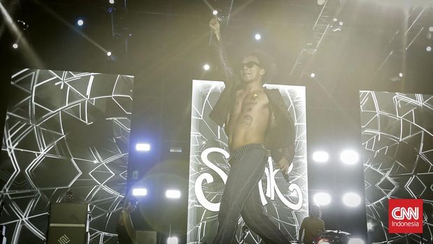 Penampilan grup Slank dalam rangkaian konser bertajuk Pasar Malam Empat Satoe, di JIExpo Kemayoran, Jakarta. Sabtu 4 Januari 2025. (CNN Indonesia/Adhi Wicaksono)