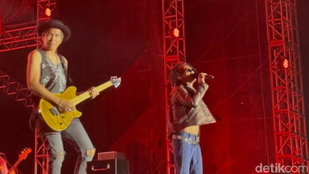 Konser Pasar Malam Empat Satoe Slank digelar di JIExpo Kemayoran pada Sabtu (4/1/2025).