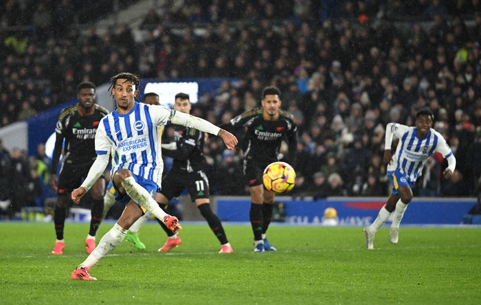 BRIGHTON, ENGLAND - JANUARY 04: Joao Pedro of Brighton & Hove Albion scores his teams first goal from a penalty kick during the Premier League match between Brighton & Hove Albion FC and Arsenal FC at Amex Stadium on January 04, 2025 in Brighton, England. (Photo by Mike Hewitt/Getty Images)