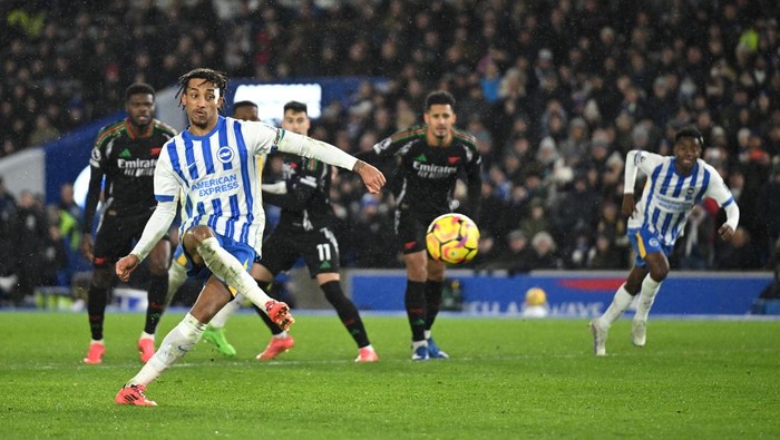 BRIGHTON, ENGLAND - JANUARY 04: Joao Pedro of Brighton & Hove Albion scores his teams first goal from a penalty kick during the Premier League match between Brighton & Hove Albion FC and Arsenal FC at Amex Stadium on January 04, 2025 in Brighton, England. (Photo by Mike Hewitt/Getty Images)