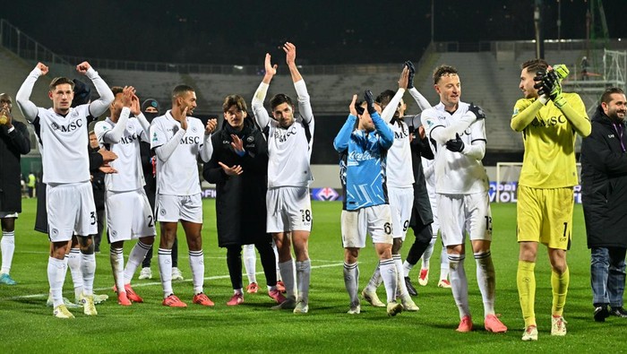 Napoli players celebrate at the end of the Serie A soccer match against Fiorentina - SSC Napoli at Stadio Franchi in Florence, Italy, on January 4, 2025. (Photo by Ciro De Luca/NurPhoto via Getty Images)